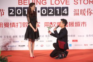 贵妇刘嘉玲+少妇佟丽娅同台比拼高跟鞋
