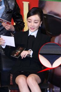 李小璐制服套装秀美腿