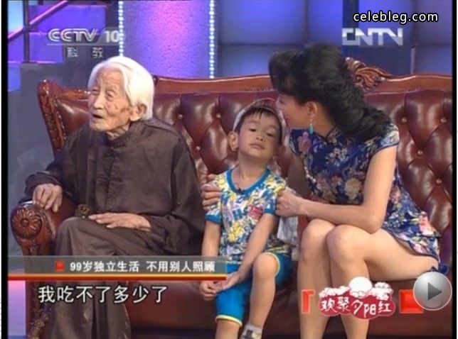 央视主持人石琼璘旗袍露出白花花的大腿(2/9)