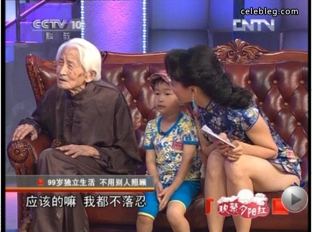 央视主持人石琼璘旗袍露出白花花的大腿(4/9)