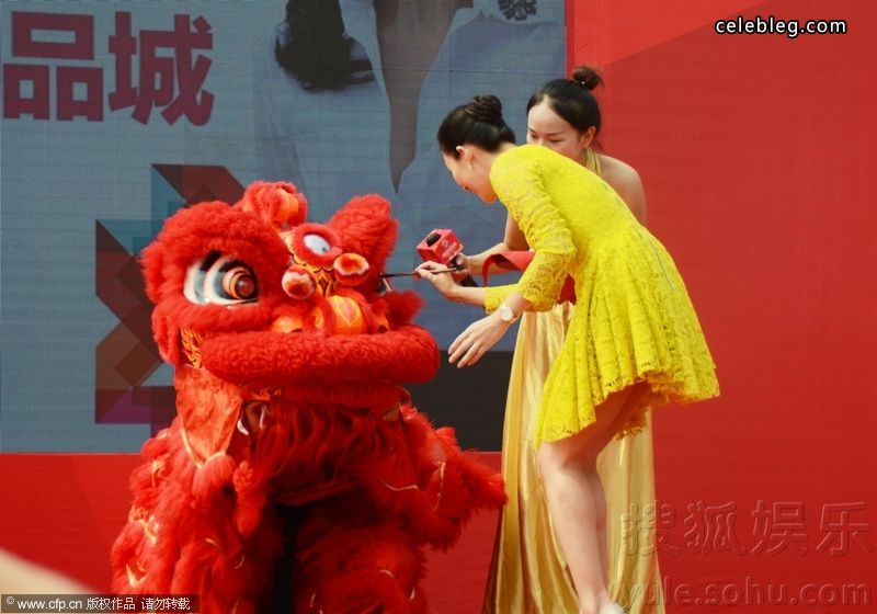 章子怡出席房地产商业活动现场这么短的裙子(3/6)