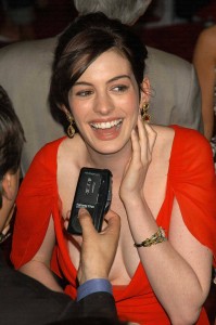 Anne_Hathaway_fengmanxiongbu (5)