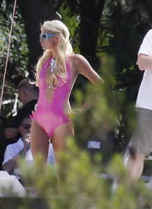 Paris Hilton帕丽斯·希尔顿泳衣也不忘穿高跟鞋秀腿（第1张/共10张）