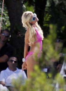 Paris Hilton帕丽斯·希尔顿泳衣也不忘穿高跟鞋秀腿（第3张/共10张）