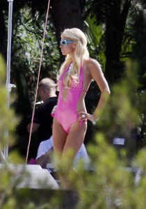 Paris Hilton帕丽斯·希尔顿泳衣也不忘穿高跟鞋秀腿（第4张/共10张）