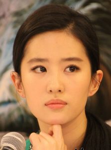 刘亦菲盖住美腿只能看高跟玉足