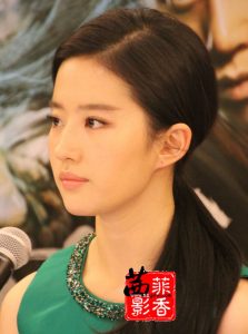 刘亦菲盖住美腿只能看高跟玉足