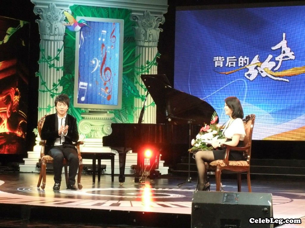 成熟丰满的女主持李湘身着短裙黑丝录制招牌节目(1/4)