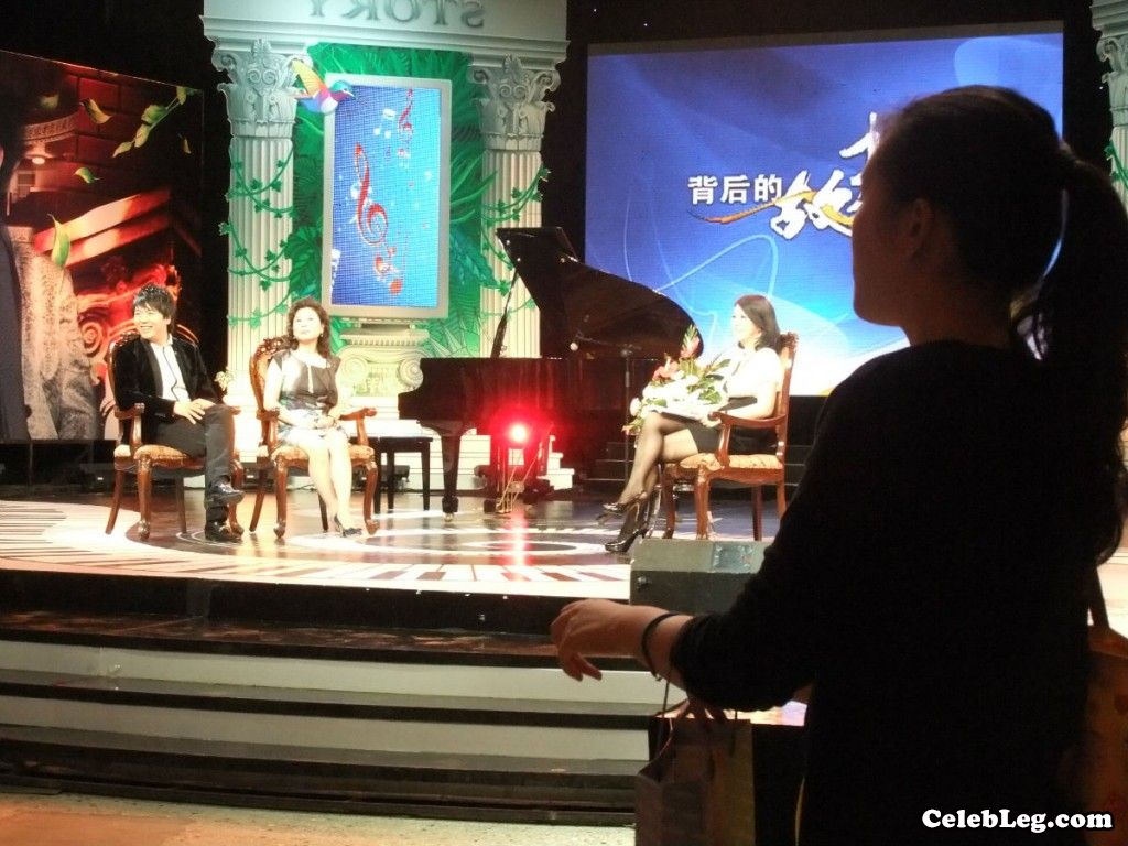 成熟丰满的女主持李湘身着短裙黑丝录制招牌节目（第2张/共4张）