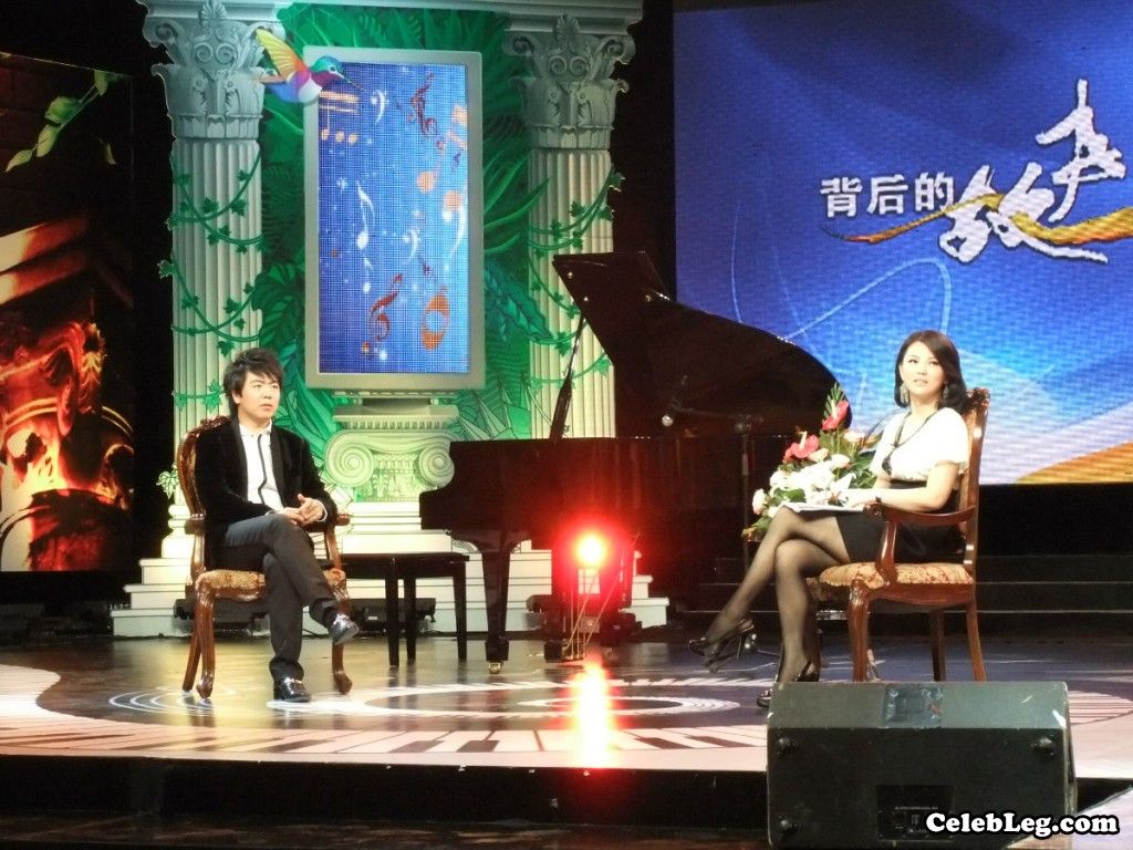 成熟丰满的女主持李湘身着短裙黑丝录制招牌节目（第3张/共4张）