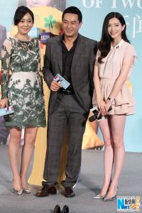 熟女明星闫妮美腿高跟不慎被拍