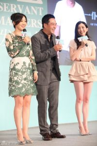熟女明星闫妮美腿高跟不慎被拍