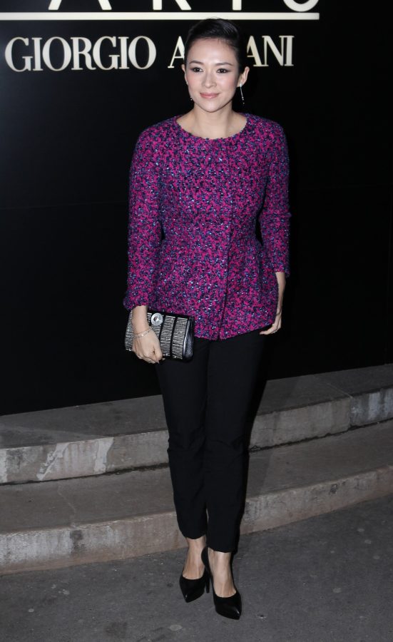 Zhang Ziyi put on stilettos on her beautiful feet and wanted to get them on her feet.(11/12)