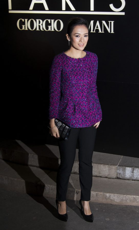 Zhang Ziyi put on stilettos on her beautiful feet and wanted to get them on her feet.(10/12)
