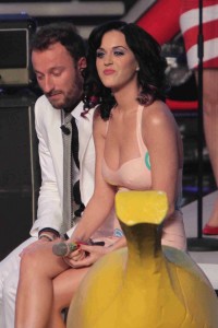 Katy Perry凯蒂·佩里低胸超短裙秀出优质好胸（第4张/共8张）