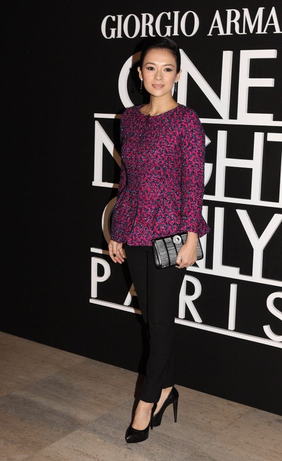 Zhang Ziyi put on stilettos on her beautiful feet and wanted to get them on her feet.(6/12)