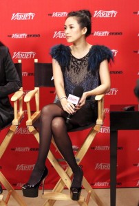 章子怡坐在高脚椅上接受采访高跟鞋的跟好细好高（第2张/共23张）