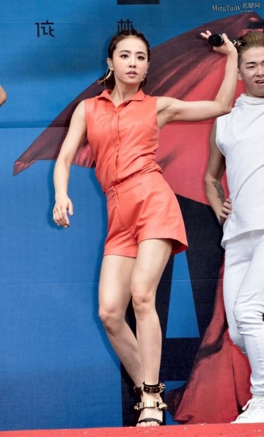 Jolin蔡依林美腿细高跟打完棒球上台跳舞(44/74)