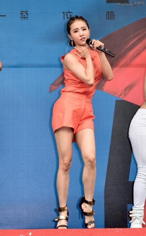 Jolin蔡依林美腿细高跟打完棒球上台跳舞(31/74)