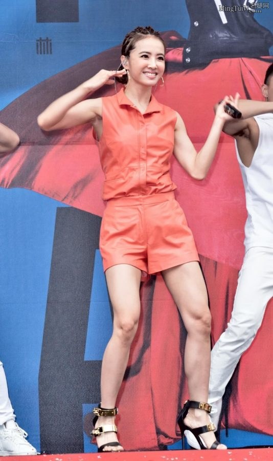 Jolin蔡依林美腿细高跟打完棒球上台跳舞(67/74)