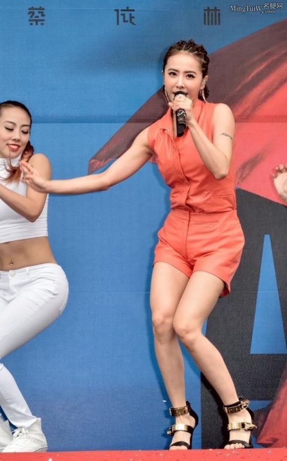 Jolin蔡依林美腿细高跟打完棒球上台跳舞(29/74)