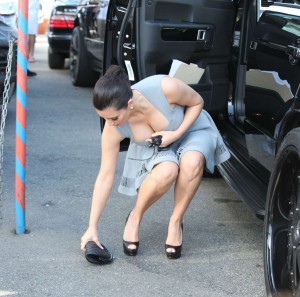 Kim Kardashian金·卡戴珊穿低胸裙开车捡东西都那么吸引人（第3张/共16张）