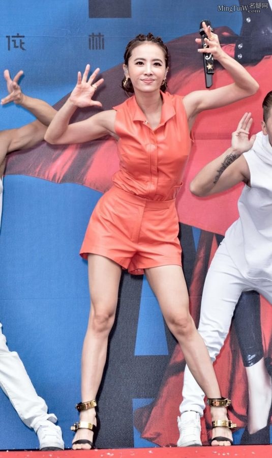 Jolin蔡依林美腿细高跟打完棒球上台跳舞(60/74)
