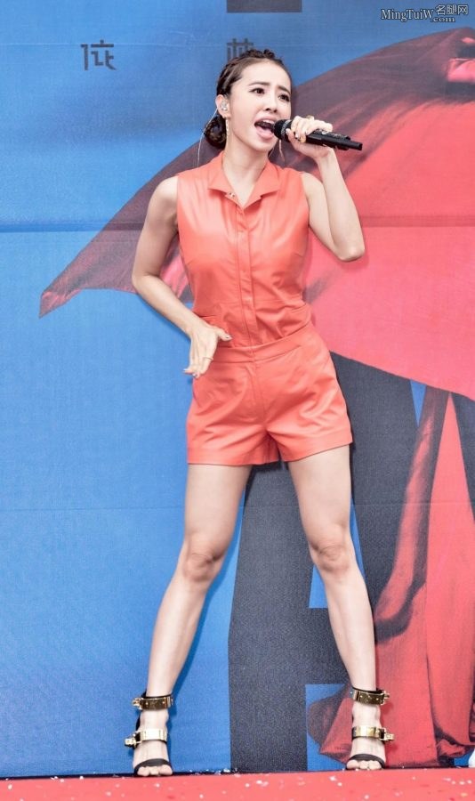 Jolin蔡依林美腿细高跟打完棒球上台跳舞(56/74)