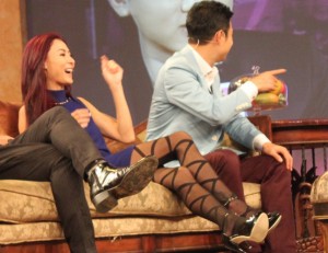 张柏芝在节目里穿个性黑色丝袜炫耀自己的美腿