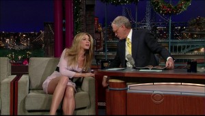 皮特前老婆Jennifer Aniston在深夜秀栏目中频繁交叉换腿
