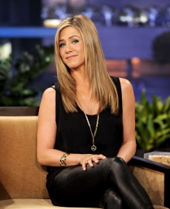 Jennifer Aniston詹妮弗·安妮斯顿皮裤美腿做客现场秀（第3张/共8张）