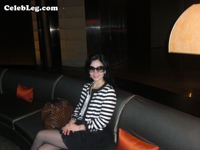 美姐兰婷美腿裹着黑色丝袜短裙外出旅游(1/7)