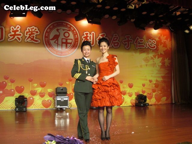 兰婷红色礼服短裙黑丝主持某福利晚会(4/6)