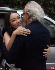 女星霍思燕参加时尚活动大美腿吸引老外