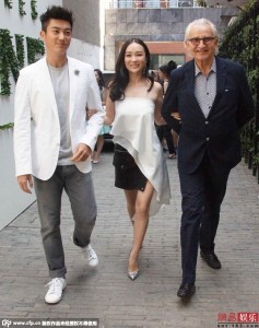 女星霍思燕参加时尚活动大美腿吸引老外