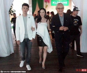 女星霍思燕参加时尚活动大美腿吸引老外
