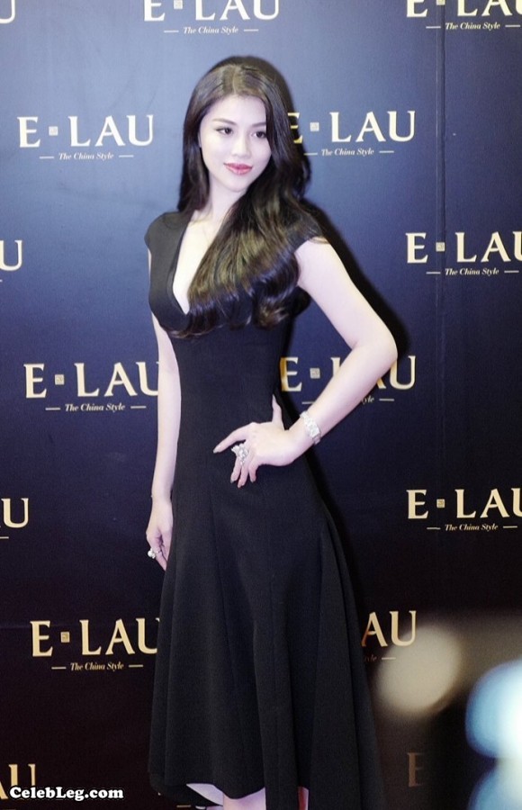 已经离婚的葛天低胸修长玉腿前排看秀(3/6)