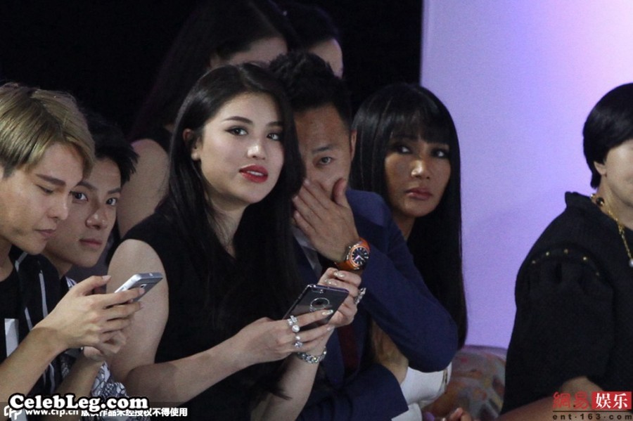 已经离婚的葛天低胸修长玉腿前排看秀(4/6)