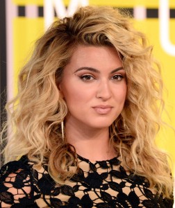 tori-kelly-2015-mtv-video-music-awards-083015-image-003