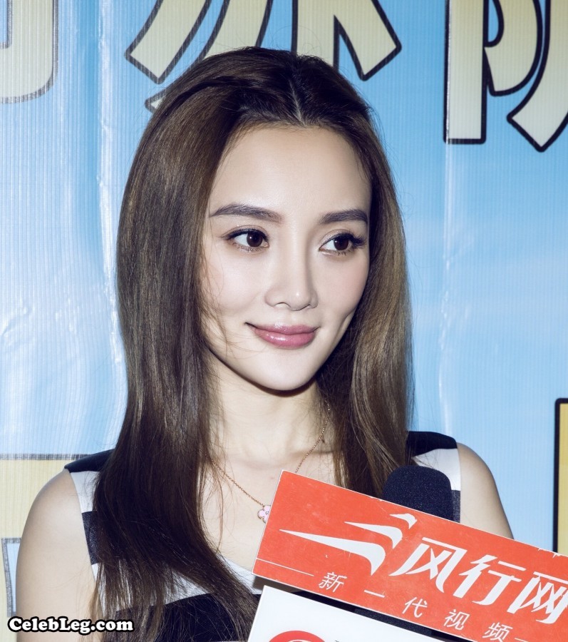 人妻李小璐参加活动秀高跟小脚丫(3/3)