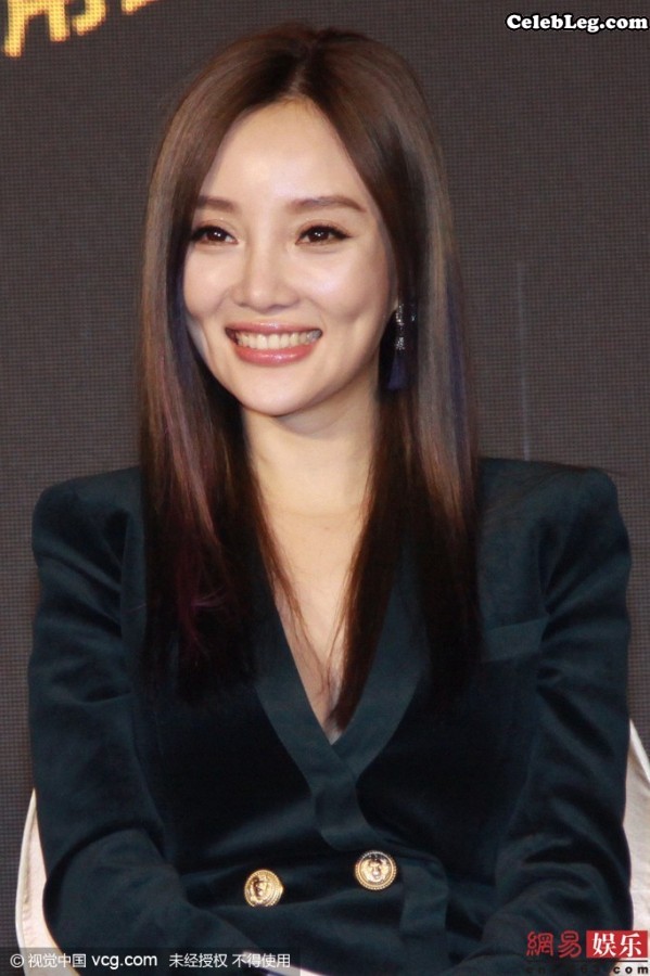 李小璐身着西服短裙美腿恨天高把我看醉了(16/26)