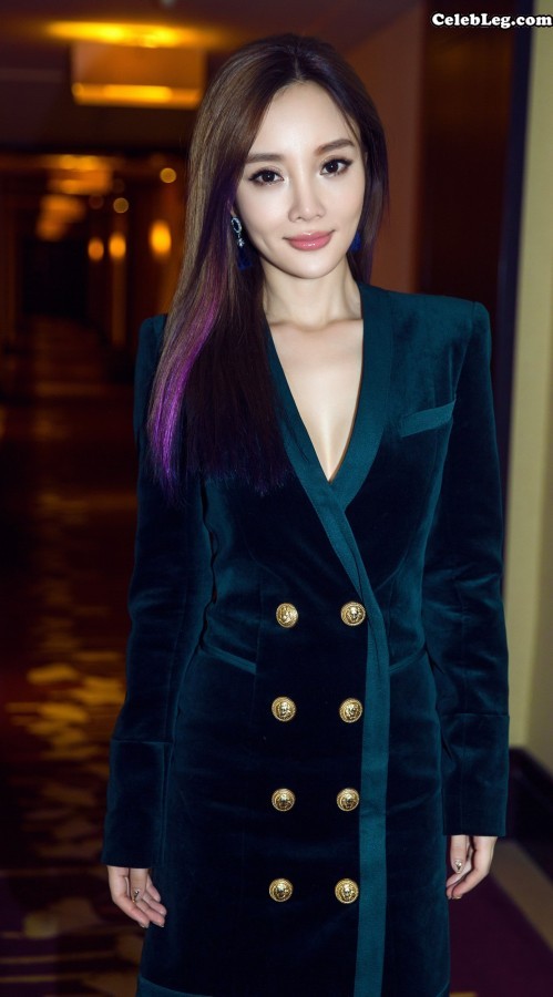  Li Xiaolu wore a suit, short skirt, beautiful legs and high heels, which made me drunk(6/26)