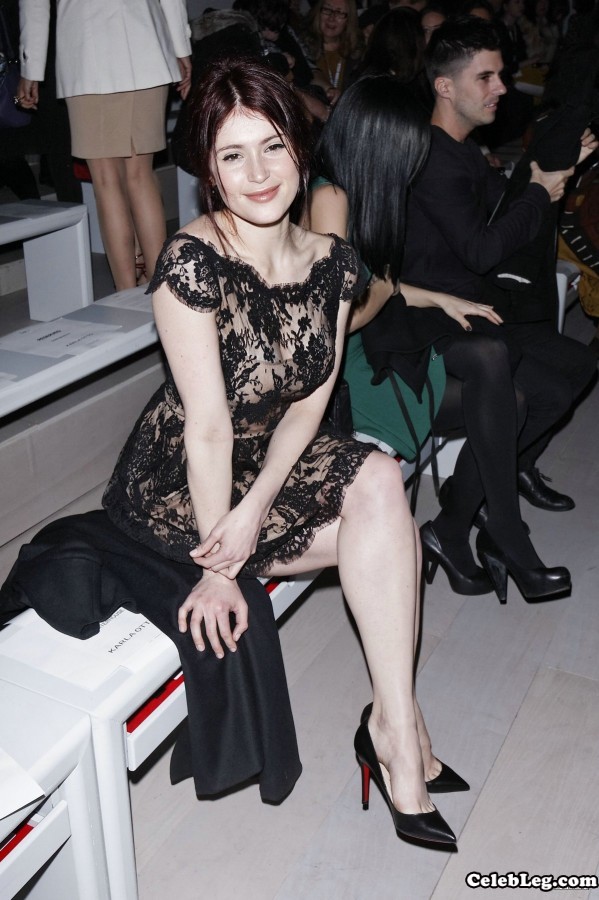 80后英国女孩Gemma Arterton在时装秀现场翘二郎腿(1/3)