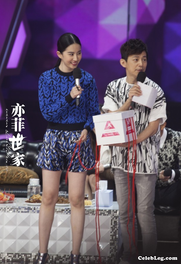 刘亦菲短裤大白腿和唐嫣张靓颖参加快乐大本营(14/34)
