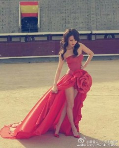 歌星张韶涵在外国红色礼服魅惑拍摄写真（第1张/共9张）