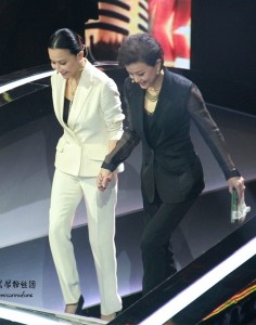 刘嘉玲和杨澜两大成熟知性女人黑白套装同台