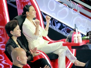 刘嘉玲和杨澜两大成熟知性女人黑白套装同台