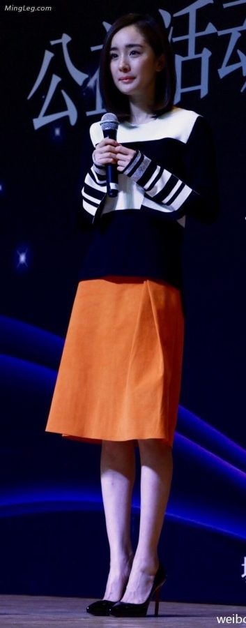爱装清纯的杨幂脚踩黑色经典细高跟鞋(6/10)