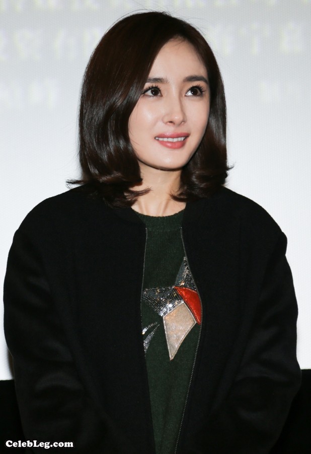 Yang Mi has a confused expression and shows off her beautiful legs in stilettos(2/2)