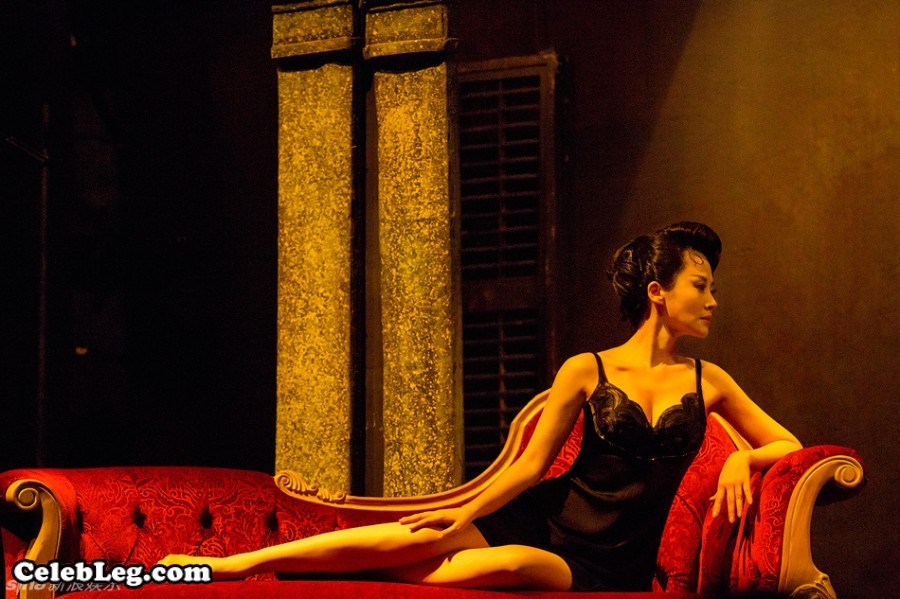 Mature beauty star Xu Qing takes off her shoes to let you see her flesh-colored silk feet performing the drama "Dream Like a Dream"(3/17)